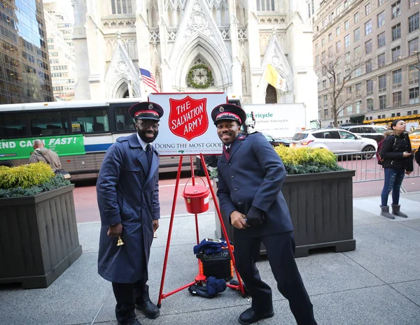 New York November 2018 Salvation Army Soldier Performs Collections Midtown — Stock Photo, Image