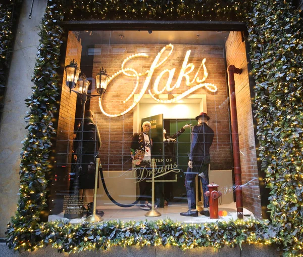 Nowy Jork Listopada 2018 Słynny Saks Fifth Avenue Okno Wyświetlania — Zdjęcie stockowe