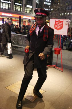 New York - 6 Aralık 2018: Salvation Army asker Manhattan şehir merkezinin koleksiyonların gerçekleştirir. Bu Hıristiyan kuruluşu 126 ülkede faaliyet göstermektedir, hayır işi için bilinen