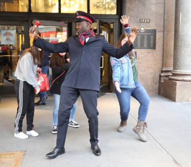 New York - 6 Aralık 2018: Salvation Army asker Manhattan şehir merkezinin koleksiyonların gerçekleştirir. Bu Hıristiyan kuruluşu 126 ülkede faaliyet göstermektedir, hayır işi için bilinen