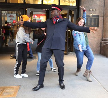 New York - 6 Aralık 2018: Salvation Army asker Manhattan şehir merkezinin koleksiyonların gerçekleştirir. Bu Hıristiyan kuruluşu 126 ülkede faaliyet göstermektedir, hayır işi için bilinen