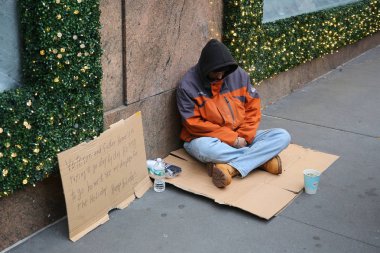 New York - 6 Aralık 2018: Evsiz adam Macy's Mağazası Midtown Manhattan'ın önünde