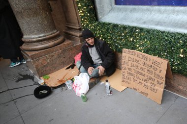 New York - 6 Aralık 2018: Evsiz adam Macy's Mağazası Midtown Manhattan'ın önünde