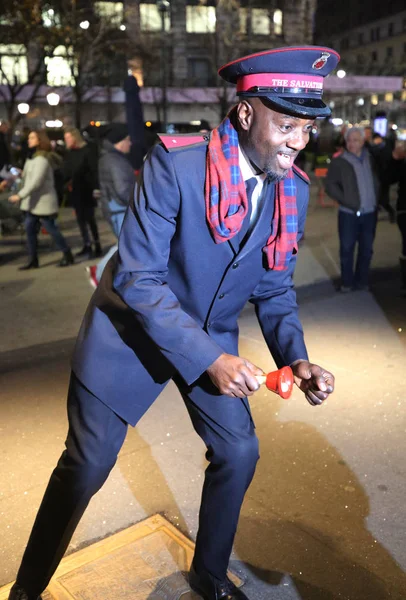 New York December 2018 Salvation Army Soldier Performs Collections Midtown — Stock Photo, Image