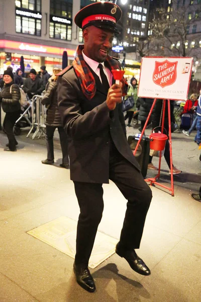 New York Aralık 2018 Salvation Army Asker Manhattan Şehir Merkezinin — Stok fotoğraf