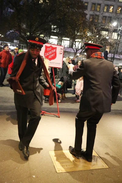 New York December 2018 Salvation Army Soldier Performs Collections Midtown — Stock Photo, Image