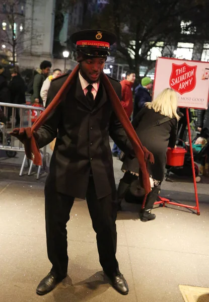 New York December 2018 Salvation Army Soldier Performs Collections Midtown — Stock Photo, Image