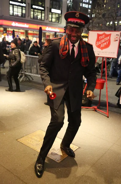 New York December 2018 Salvation Army Soldier Performs Collections Midtown — Stock Photo, Image