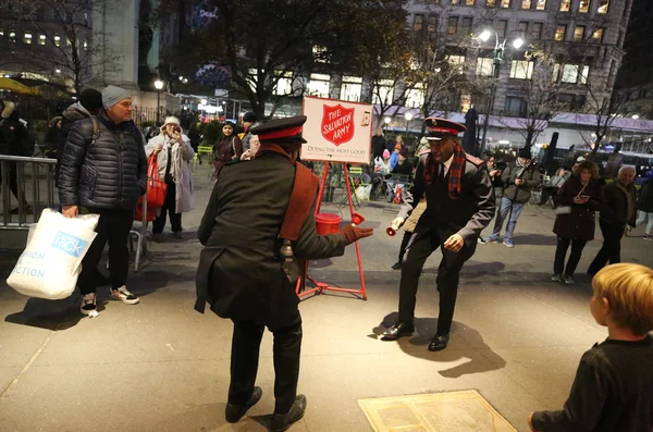 New York December 2018 Salvation Army Soldier Performs Collections Midtown — Stock Photo, Image