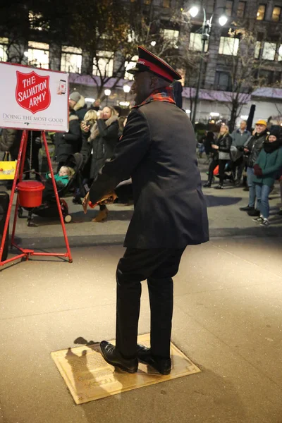 New York December 2018 Salvation Army Soldier Performs Collections Midtown — Stock Photo, Image