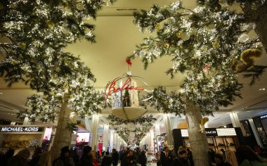 New York - 6 Aralık 2018: Noel dekor Believe kampanya tema, Macy's Herald Square New York'ta 