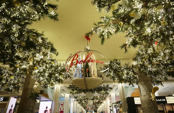 New York Prosince 2018 Vánoční Výzdoba Tématem Kampaně Believe Obchodě — Stock fotografie