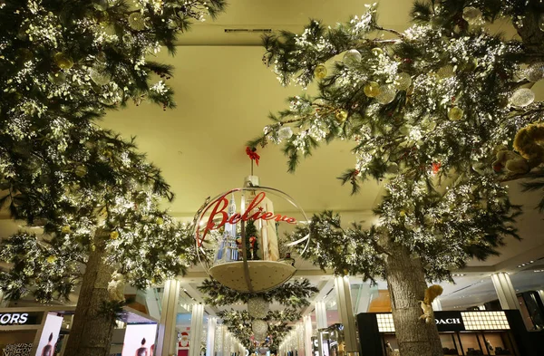 New York Prosince 2018 Vánoční Výzdoba Tématem Kampaně Believe Obchodě — Stock fotografie