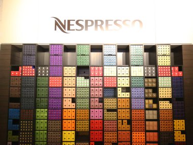 New York - 6 Aralık 2018: Kahve kapsüller Nespresso mağaza New York içinde çeşididir. Nespresso Lozan, İsviçre merkezli Nestle grup bir çalışma birimidir 