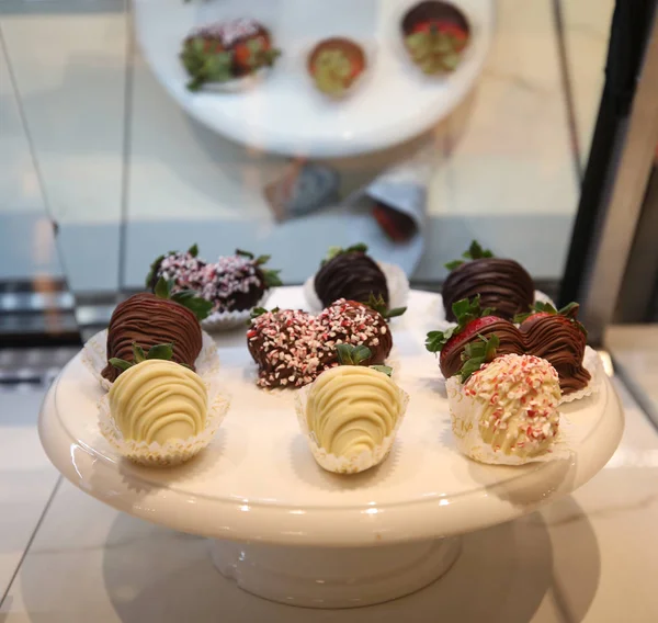 Milk Dark Chocolate Dipped Strawberries — Stock Photo, Image