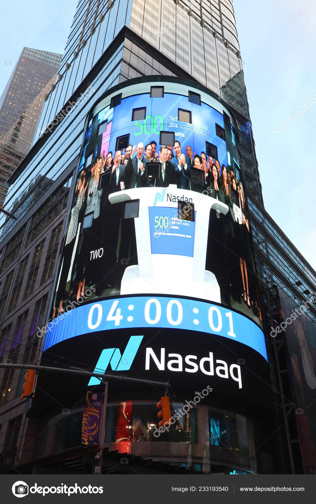 纽约市2018年11月29日时代广场世界第二大交易市场纳斯达克证券交易所总部—— 库存社论照片© zhukovsky #233193540