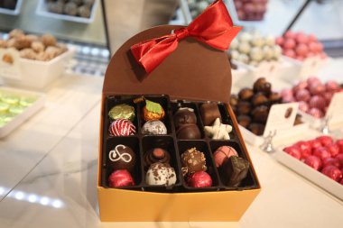 çikolata kutusunu açmak 