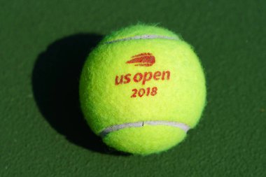 New York - 3 Eylül 2018: Billie Jean King Ulusal Tenis Merkezi New York bize açık Wilson tenis topu. Wilson, Amerika Açık resmi top 1979 yılından bu yana olduğunu.