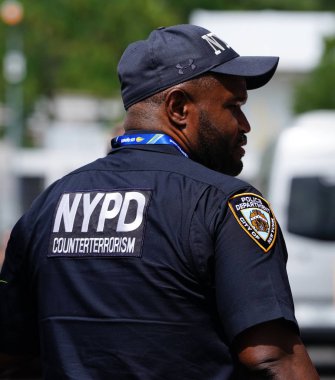 New York - 1 Eylül 2018: Nypd counter terörizm polis memuru güvenlik Ulusal Tenis Merkezi 2018 sırasında bize New York'ta açık sağlar