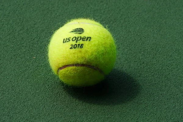 2018年9月3日 美国开放威尔逊网球在比利 吉恩国王国家网球中心在纽约 威尔逊是正式球美国开放自1979年以来 — 图库照片