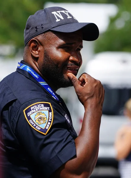 New York September 2018 Nypd Counter Terrorism Police Officer Provides — Stock Photo, Image