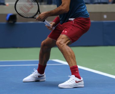 New York - 26 Ağustos 2018: 20 kez Grand Slam şampiyonu Roger Federer İsviçre için 2018 bize açık Billie Jean King Ulusal Tenis Merkezi Eğitim maç sırasında Özel Nike tenis ayakkabıları giyiyor