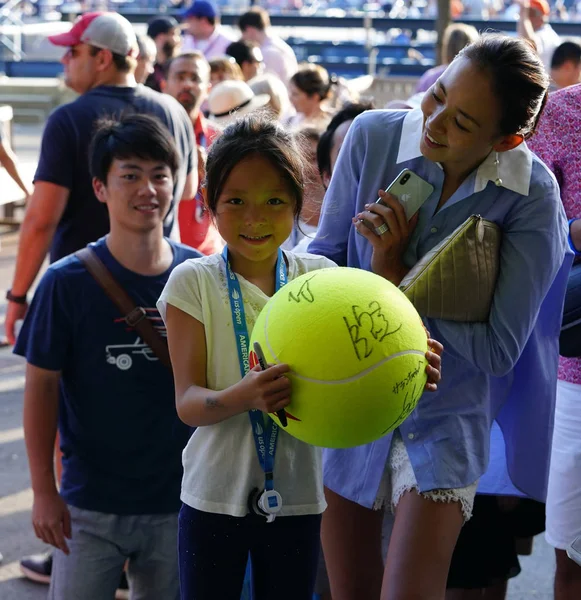 ニューヨーク 2018 ニューヨーク 2018 待っている若い日本のテニスファンのサイン ビリー ビリージーンキングナショナル テニス センター ニューヨークで — ストック写真