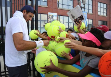 New York - 25 Ağustos 2018: Grand Slam şampiyonu Juan Martin Del Potro Arjantin işaretler imza 2018 antrenmana sonra Billie Jean King Ulusal Tenis Merkezi New York'ta bize açık