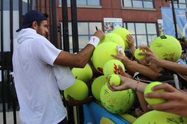 New York - 25 Ağustos 2018: Grand Slam şampiyonu Juan Martin Del Potro Arjantin işaretler imza 2018 antrenmana sonra Billie Jean King Ulusal Tenis Merkezi New York'ta bize açık