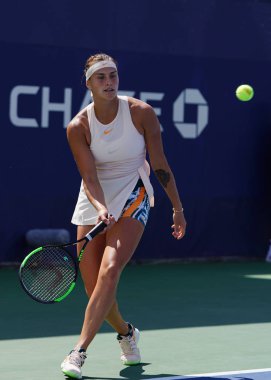 New York - 30 Ağustos 2018: Profesyonel tenis oyuncusu Aryna Sabalenka Beyaz Rusya'nın eylem sırasında onu 2018 bize açık yuvarlak Billie Jean King Ulusal tenis merkezi 64 maç