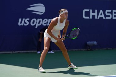 New York - 30 Ağustos 2018: Profesyonel tenis oyuncusu Aryna Sabalenka Beyaz Rusya'nın eylem sırasında onu 2018 bize açık yuvarlak Billie Jean King Ulusal tenis merkezi 64 maç