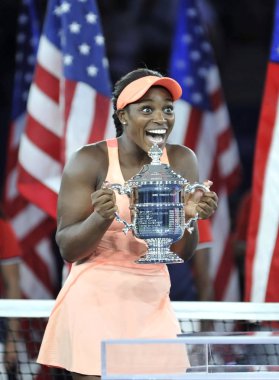 New York - Eylül 9, 2017:2017 Amerika Açık şampiyonu Sloane onu final maçı sonra Madison anahtarları karşı zafer, Amerika Birleşik Devletleri ile Us Open kupa kupa sunu sırasında poz Stephens