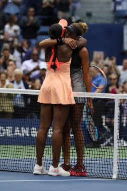New York - 9 Eylül 2017: Madison Keys (R) sonra onu zafer Billie Jean King Ulusal Tenis Merkezi 2017 bize açık bayanlar final maçında bizi açık 2017 şampiyonu Sloane Stephens kutladı