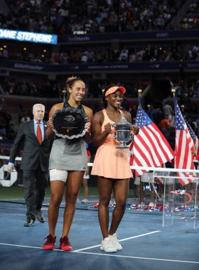 New York - 9 Eylül 2017: Finalist Madison tuşları (L) ve kupa sunum Billie Jean King Ulusal Tenis Merkezi kadın final maçı sonrası sırasında 2017 bize açık şampiyonu Sloane Stephens