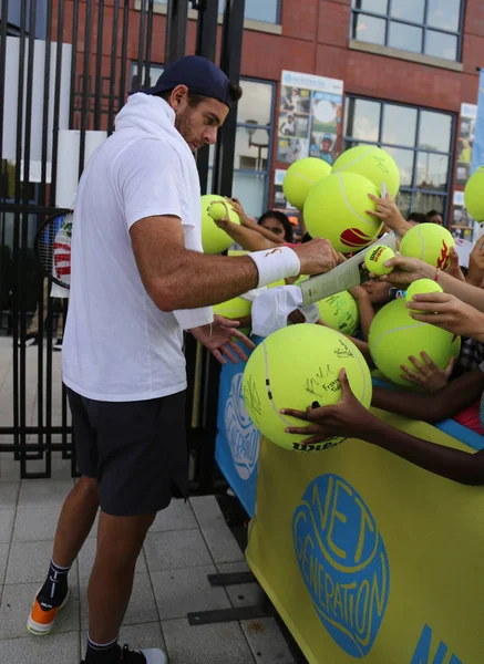 2018年8月25日 阿根廷大满贯冠军胡安 德尔波特罗在纽约比利 金国家网球中心进行2018年美国公开赛后签名 — 图库照片
