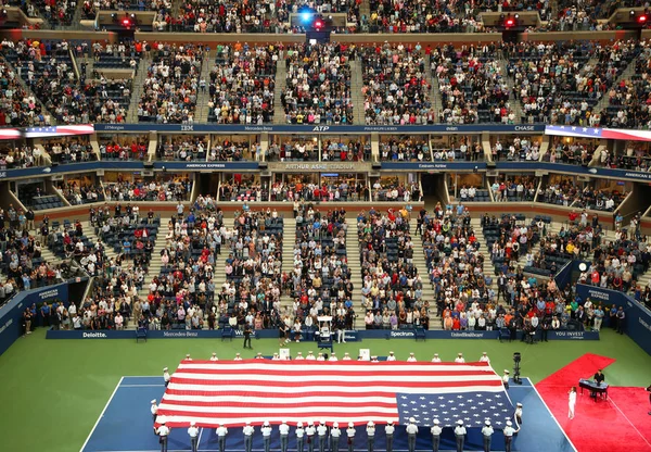 2018年9月8日 美国西点军校学员在比利 金国家网球中心举行的美国公开赛男子网球决赛前展开美国国旗 — 图库照片