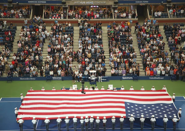2018年9月8日 美国西点军校学员在比利 金国家网球中心举行的美国公开赛男子网球决赛前展开美国国旗 — 图库照片