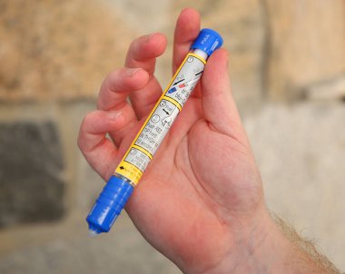 Adrenalin otomatik enjektör kullanıma hazır. Doz epinefrin veya adrenalin bir iğne bir alerji acı bir hastaya enjekte için tıbbi bir cihazdır