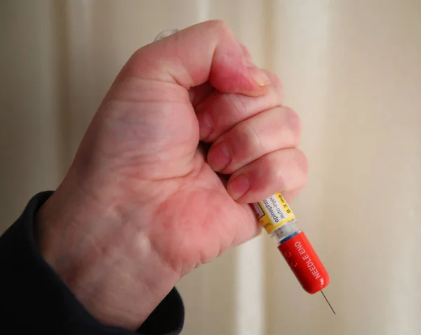 注射紧急药物 自动注射器是一种医疗设备 用于通过针头向过敏患者注射一定剂量的肾上腺素或肾上腺素 — 图库照片