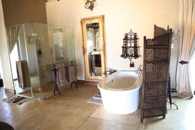 Hoedspruit, Güney Afrika - 28 Eylül 2018: iç lüks safari Lodge Kings kampı özel oyun ayırmak Timbavati özel doğa rezerv, Güney Afrika