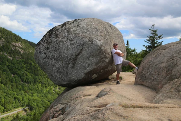 Bar Harbor Maine July 2017 Unidentified Tourist Bubble Rock Top — Stock Photo, Image