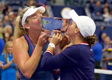 New York - Eylül 9, 2018:2018 Amerika Açık bayanlar çiftler Şampiyonlar Ashleigh Barty, Avustralya ve ABD Coco Vandeweghe sonra final Billie Jean King Ulusal Tenis Merkezi zafer kutlamak