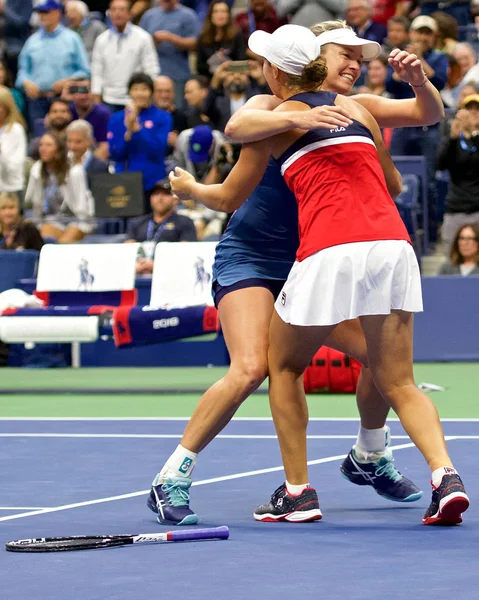 2018年9月9日 2018年美国公开赛女子双打冠军澳大利亚的阿什利 巴蒂和 Usa 的可可 范德韦格在 Bil改 Jean King 国家网球中心庆祝决赛后的胜利 — 图库照片