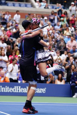 New York - Eylül 8, 2018:2018 Amerika Açık karışık çiftler şampiyonları Bethanie Mattek-ABD kumları ve Jamie Murray Büyük Britanya'nın ulusal tenis merkezi NY final maçı sonrası zafer kutlamak