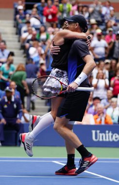 New York - Eylül 8, 2018:2018 Amerika Açık karışık çiftler şampiyonları Bethanie Mattek-ABD kumları ve Jamie Murray Büyük Britanya'nın ulusal tenis merkezi NY final maçı sonrası zafer kutlamak