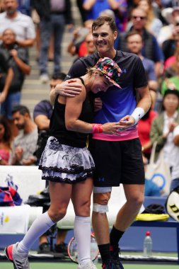 New York - Eylül 8, 2018:2018 Amerika Açık karışık çiftler şampiyonları Bethanie Mattek-ABD kumları ve Jamie Murray Büyük Britanya'nın ulusal tenis merkezi NY final maçı sonrası zafer kutlamak