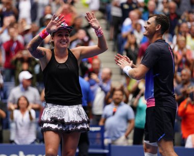 New York - Eylül 8, 2018:2018 Amerika Açık karışık çiftler şampiyonları Bethanie Mattek-ABD kumları ve Jamie Murray Büyük Britanya'nın ulusal tenis merkezi NY final maçı sonrası zafer kutlamak
