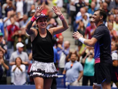 New York - Eylül 8, 2018:2018 Amerika Açık karışık çiftler şampiyonları Bethanie Mattek-ABD kumları ve Jamie Murray Büyük Britanya'nın ulusal tenis merkezi NY final maçı sonrası zafer kutlamak