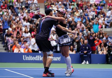 New York - Eylül 8, 2018:2018 Amerika Açık karışık çiftler şampiyonları Bethanie Mattek-ABD kumları ve Jamie Murray Büyük Britanya'nın ulusal tenis merkezi NY final maçı sonrası zafer kutlamak