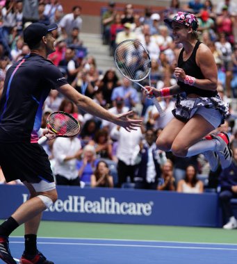 New York - Eylül 8, 2018:2018 Amerika Açık karışık çiftler şampiyonları Bethanie Mattek-ABD kumları ve Jamie Murray Büyük Britanya'nın ulusal tenis merkezi NY final maçı sonrası zafer kutlamak
